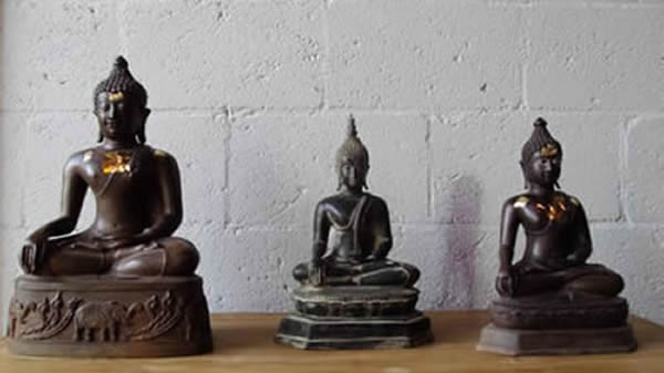 protest Een computer gebruiken Het apparaat Bronzen Boeddha beelden